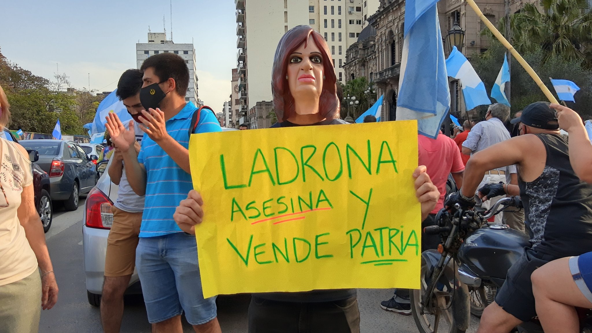 El Banderazo en Plaza Independencia. (Foto Twitter: Isaís Cisnero)